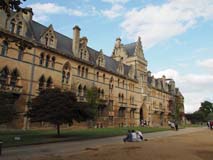 大学寮 ハリポタの大広間があります