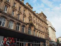 M&S 立派な建物です